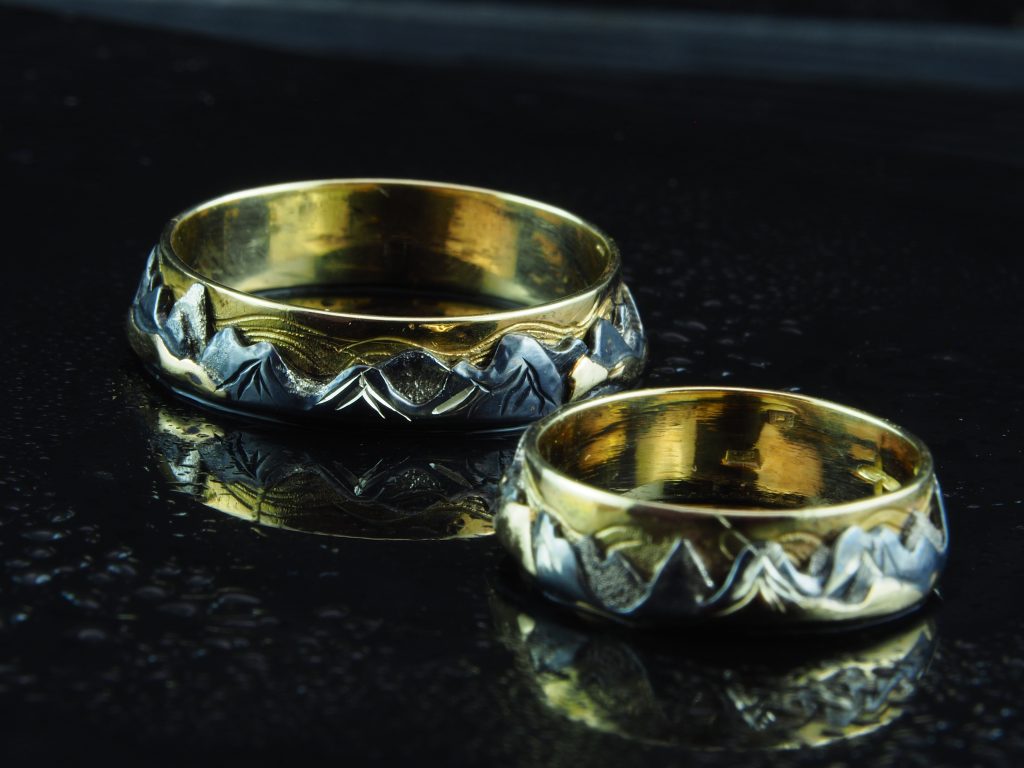 Verighete munte aur si argint, unicat realizate manual, avand ca inspiratie muntele. Verighete gravate in relief manual.