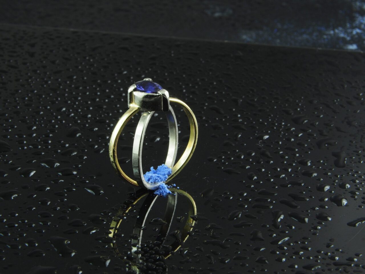 Inel din aur si platina cu safir albastru-violet, unicat, realizat exclusiv manual din platina 950 si aur 585. Piatra centrala este safir albastru-violet natural, forma para.