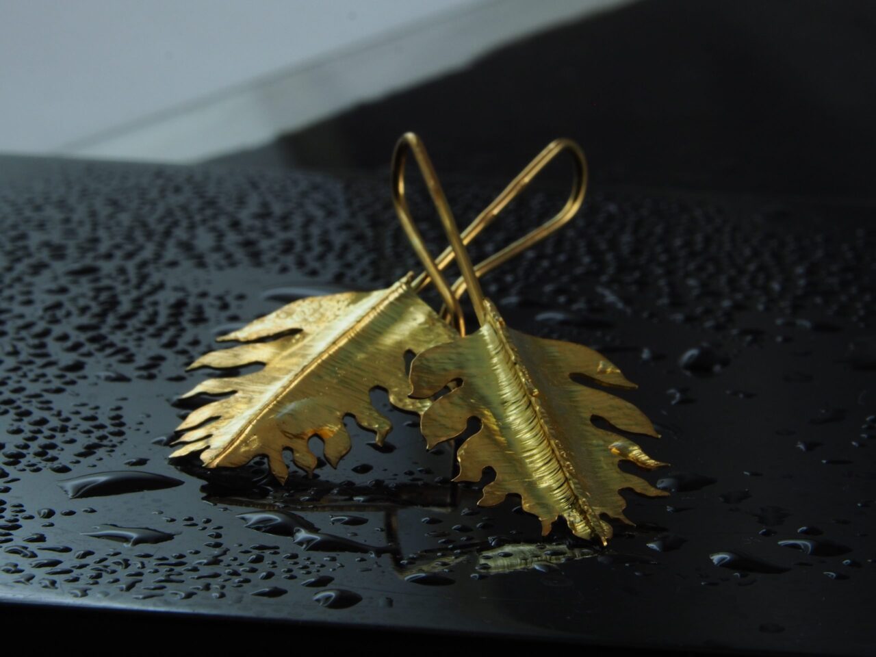 Cercei Frunza din aur 14k, unicat, realizati integral manual in tehnica foldforming. Cercei ce redau forma stilizata a unei frunze.