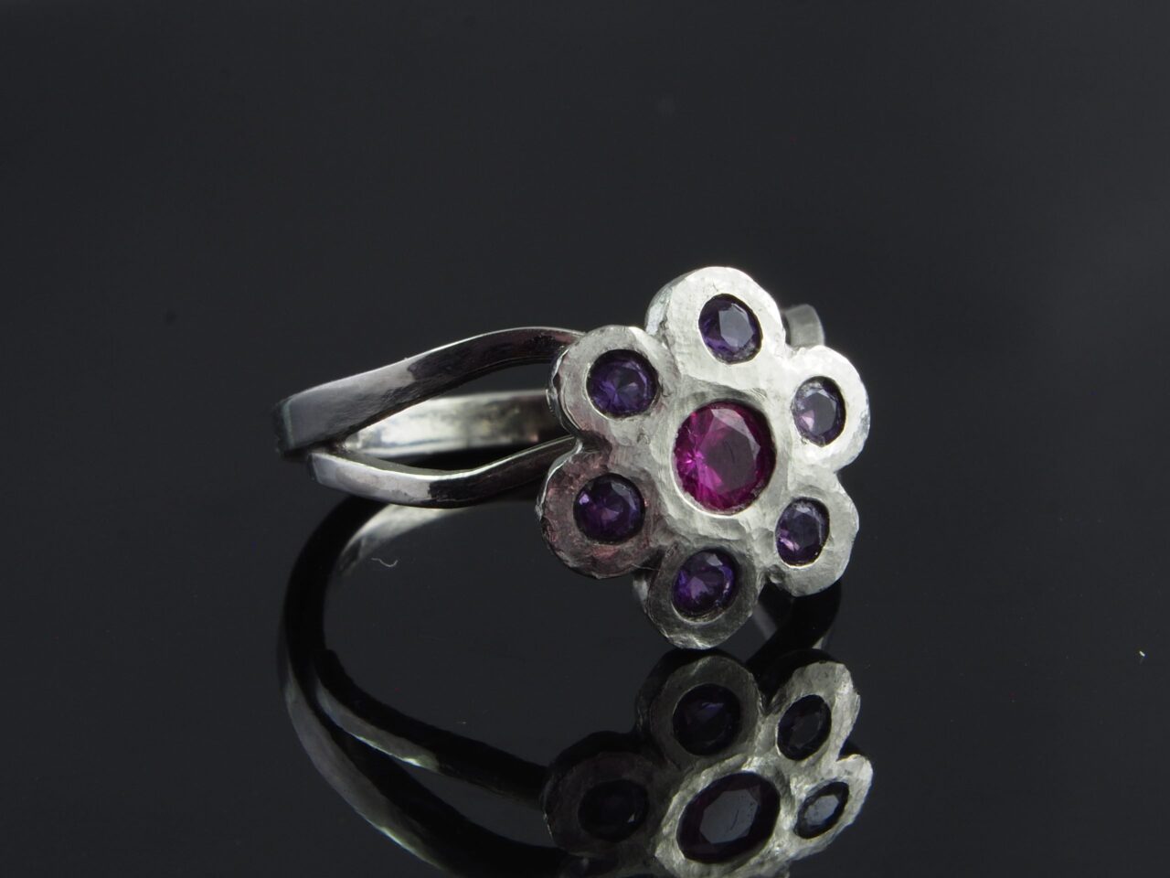 Inel logodna safir roz, cu un design unic,in forma de foare, realizat integral manual din Platina 950, cu piatra centrala Safir roz si secundar ametiste.