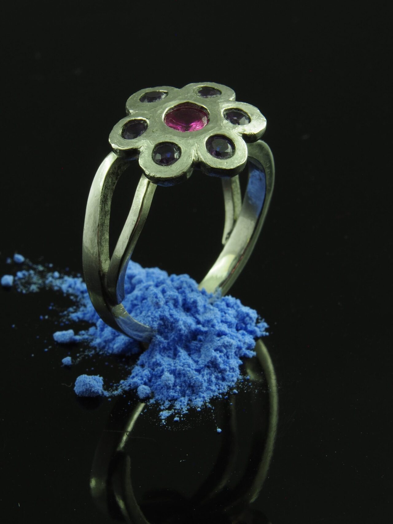 Inel logodna safir roz, cu un design unic,in forma de foare, realizat integral manual din Platina 950, cu piatra centrala Safir roz si secundar ametiste.