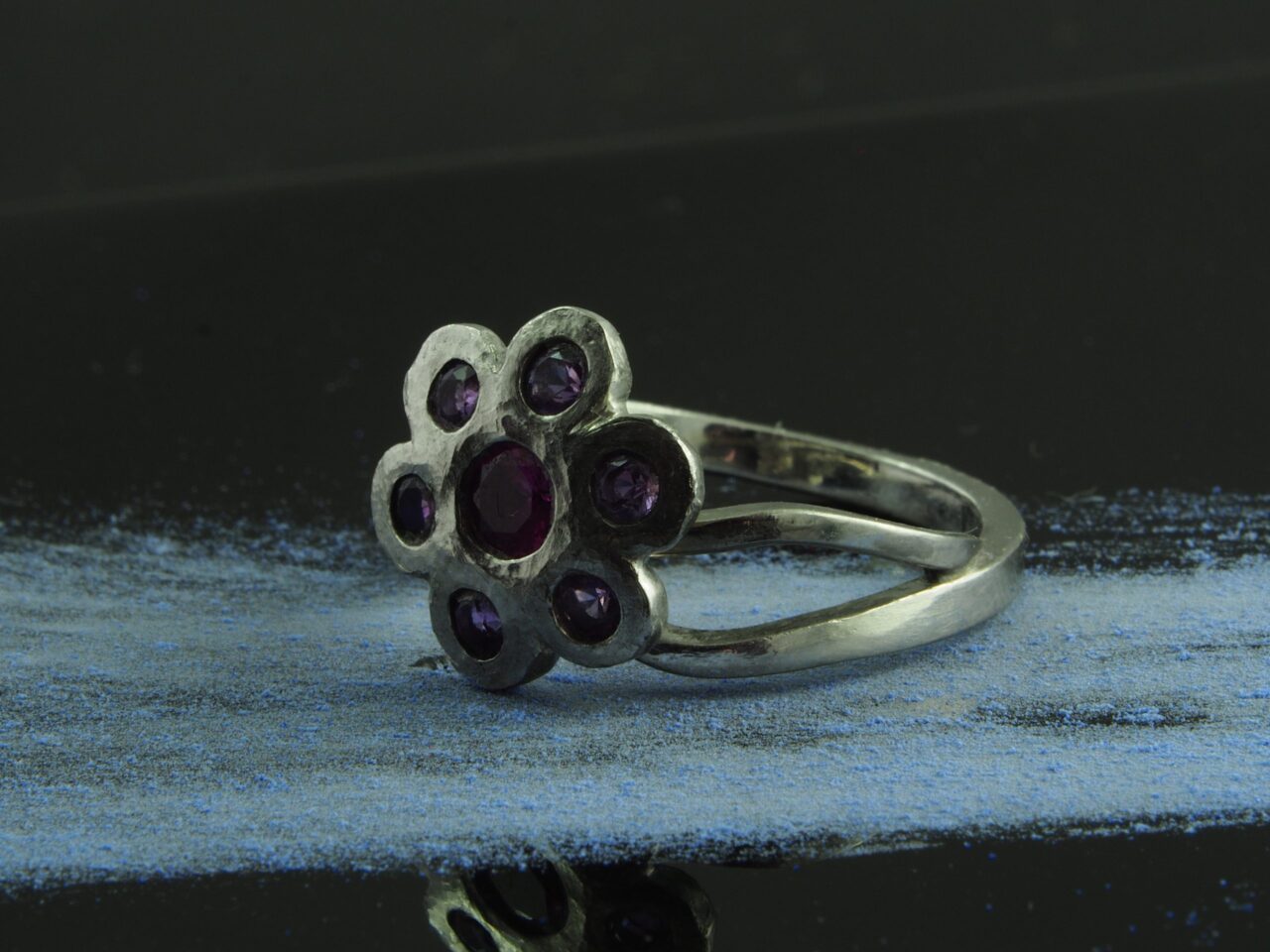 Inel logodna safir roz, cu un design unic,in forma de foare, realizat integral manual din Platina 950, cu piatra centrala Safir roz si secundar ametiste.