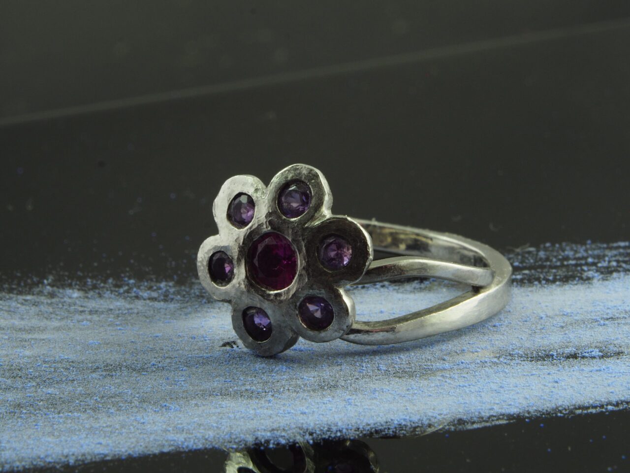 Inel logodna safir roz, cu un design unic,in forma de foare, realizat integral manual din Platina 950, cu piatra centrala Safir roz si secundar ametiste.