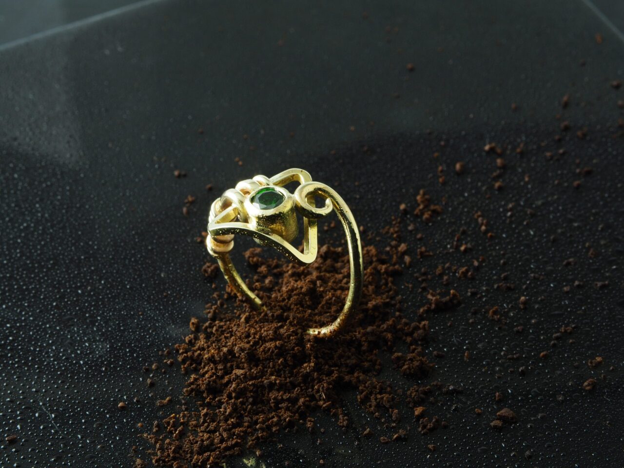Inel din aur, unicat, realizat manual din aur galben de 14k, cu zirconiu verde. Inel cu detalii geometrice, cu un triunghi frontal care incorporeaza caseta rotunda a pietrei.