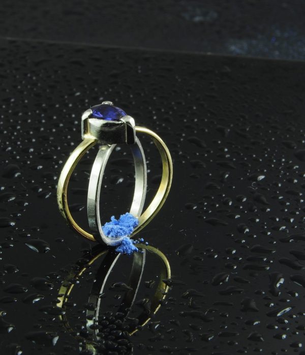 Inel din aur si platina cu safir albastru-violet, unicat, realizat exclusiv manual din platina 950 si aur 585. Piatra centrala este safir albastru-violet natural, forma para.
